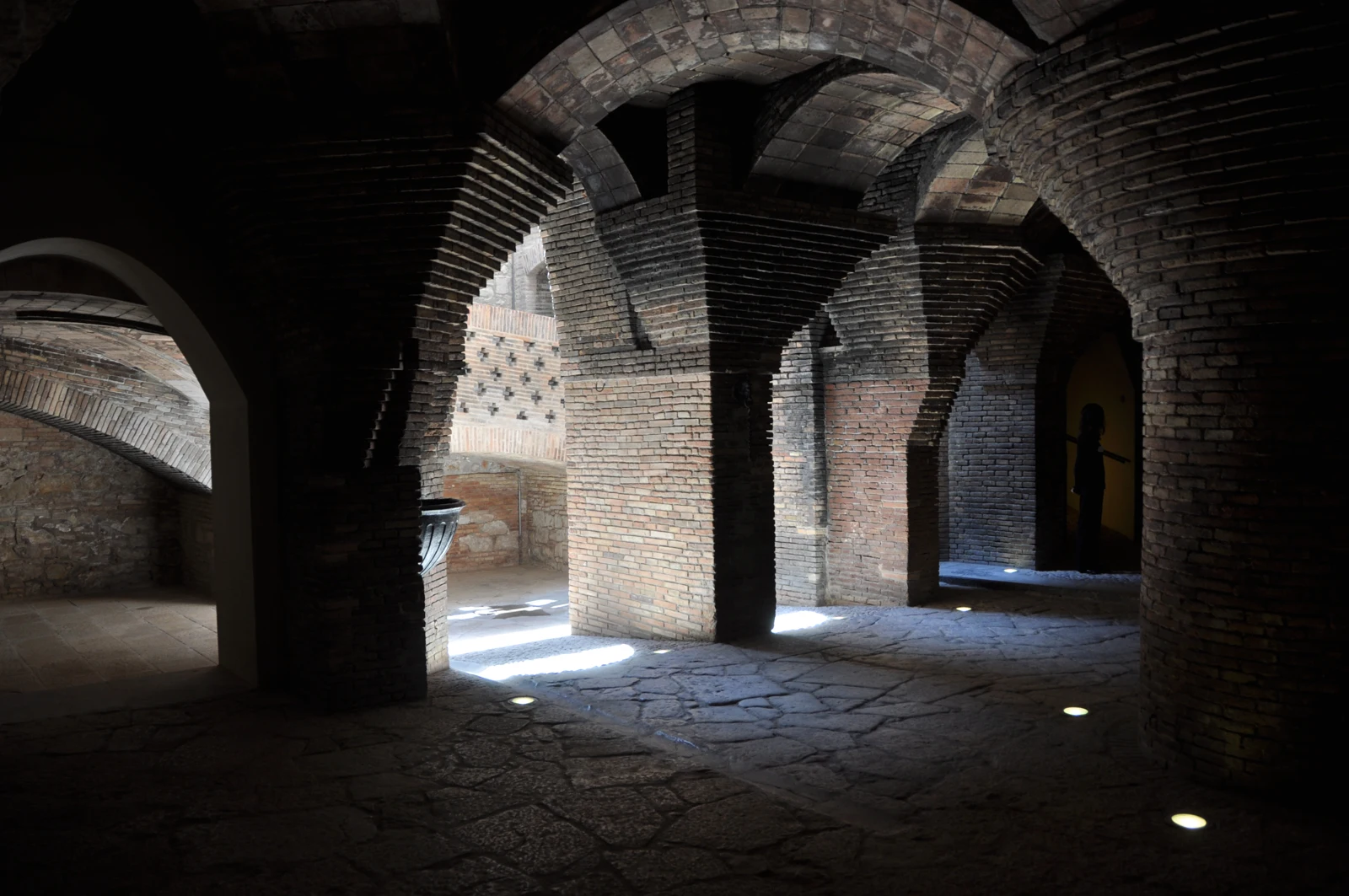Pilares y bóvedas de ladrillo en las caballerizas del Palau Güell