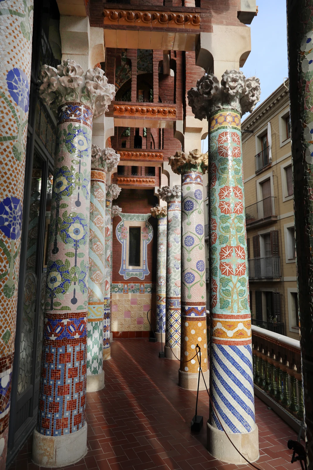 Columnas con mosaicos del balcón de la Sala Lluís Millet del Palau de la Música