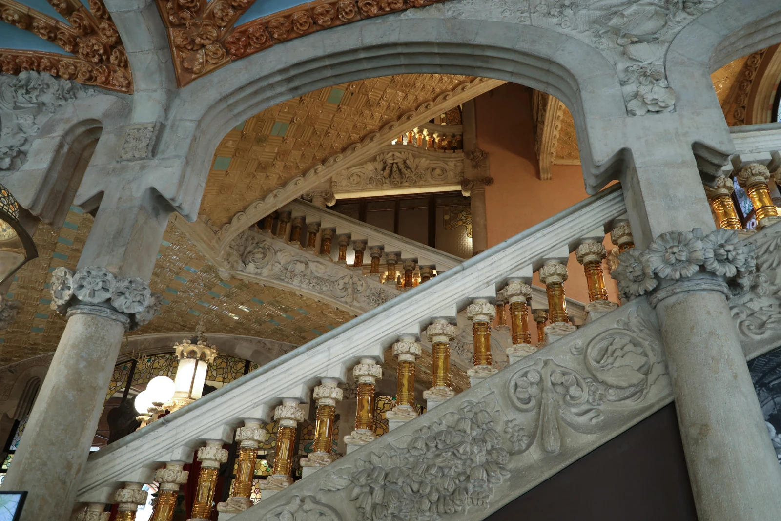 Escalera monumental del Palau de la Música con balaustrada y motivos florales