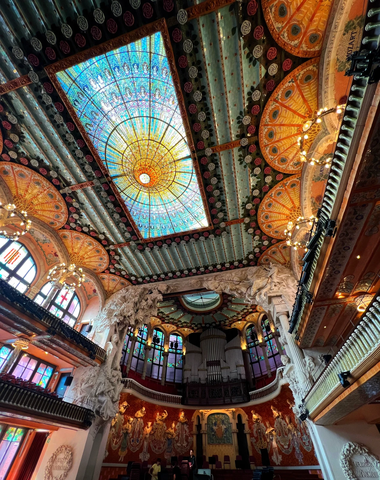 Lucernario de vidrio y decoración del techo de la sala de conciertos del Palau de la Música