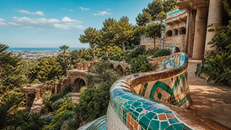 Paisaje editorial de mosaico, columnas y caminos vegetales inspirado en el Park Güell, sin personas