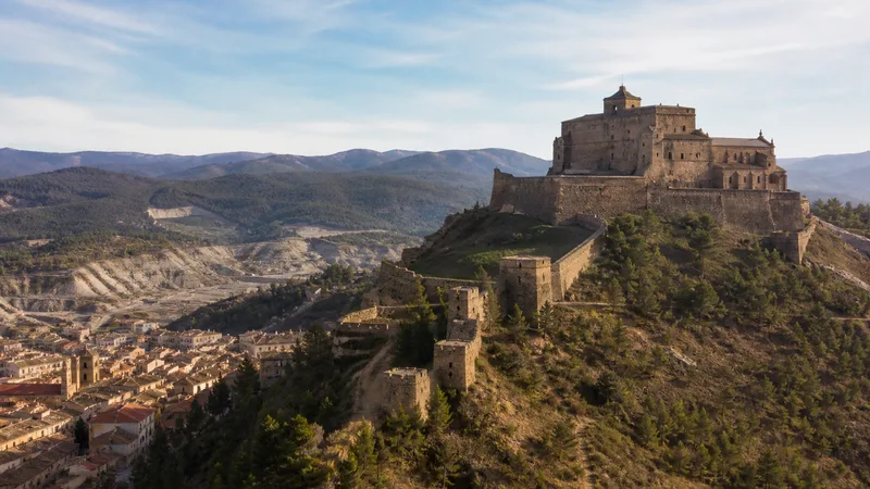 Castillo de Cardona dominando la villa y el paisaje geológico del Bages