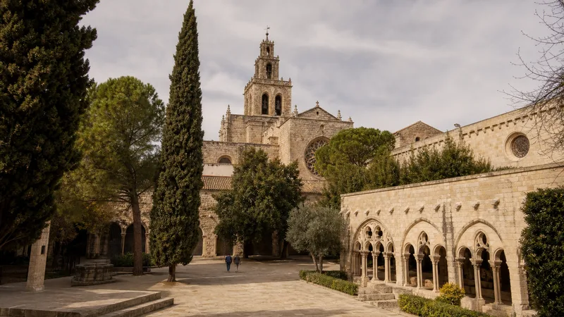 Claustro, iglesia y campanario del monasterio de Sant Cugat entre jardines