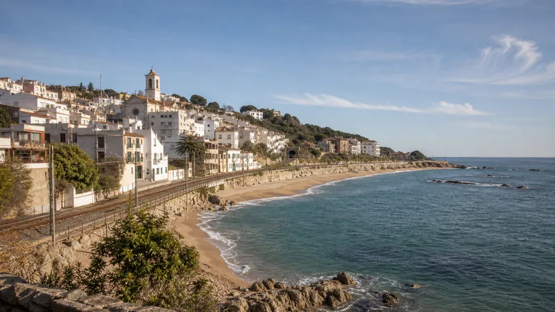Núcleo blanco, iglesia, playa y vía ferroviaria de Sant Pol de Mar