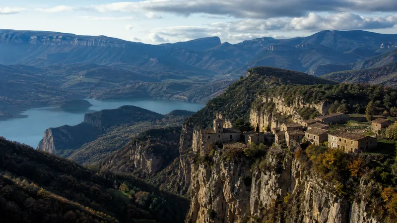 Casas de piedra de Tavertet junto a los riscos y el embalse de Sau