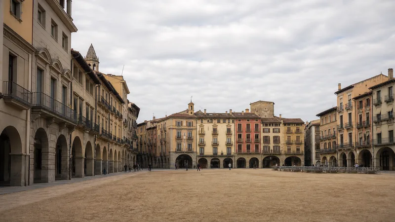 Plaza Major de Vic con gran superficie central y edificios históricos porticados