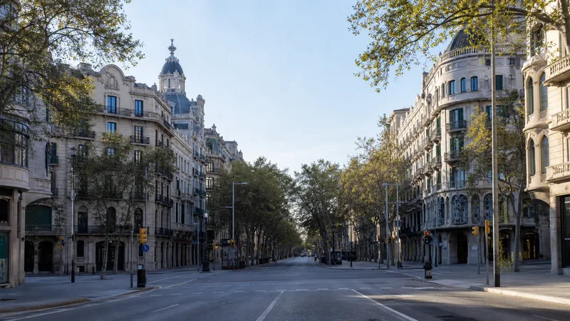 Avenida arbolada del Eixample con chaflanes y fachadas modernistas de escala urbana