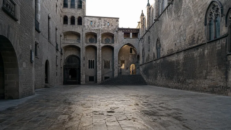 Plaza de piedra con arcos y pasajes históricos en el Barri Gòtic de Barcelona