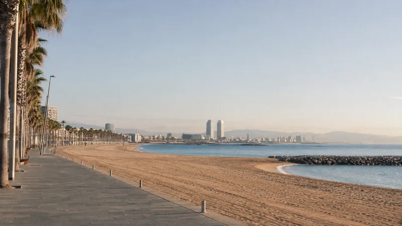 Playa urbana y paseo marítimo de Barcelona con el perfil costero a primera hora