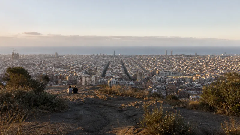 Vista amplia del Eixample y el Mediterráneo desde una ladera pública del Carmel