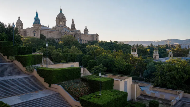 Jardines escalonados de Montjuïc con el Palau Nacional al fondo entre la vegetación
