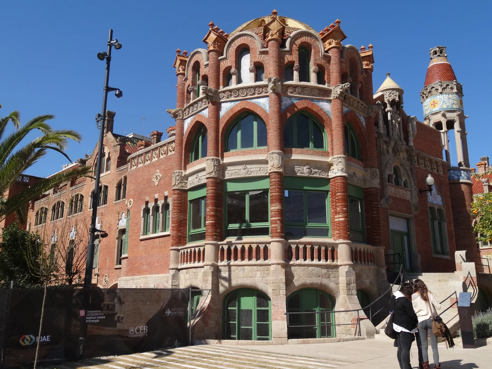 Exterior del Pabellón del Carme, con rotonda acristalada y torre de cerámica