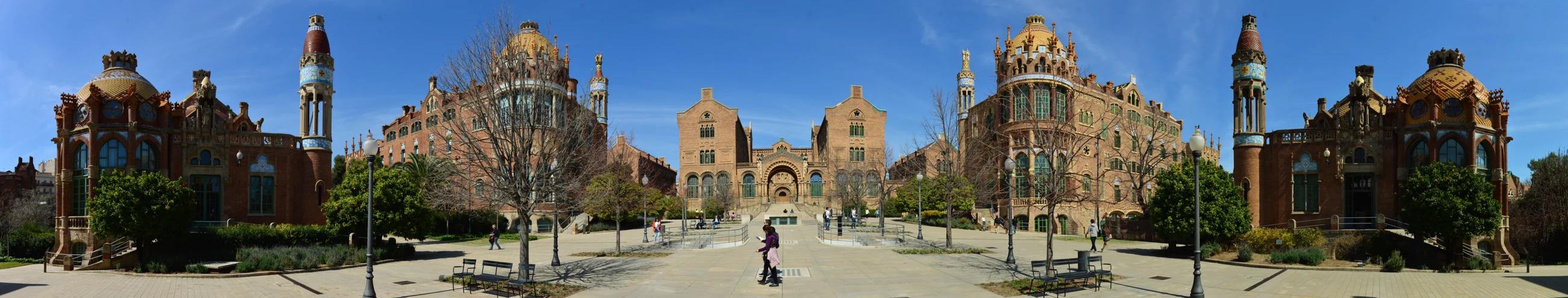 Panorámica de caminos, bancos, árboles y pabellones del recinto de Sant Pau