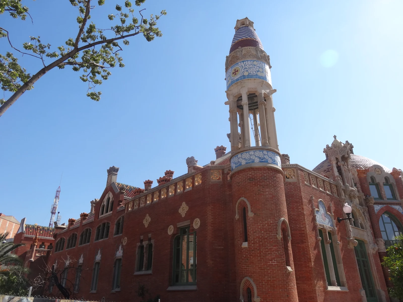Exterior de ladrillo y cerámica del Pabellón de Sant Salvador
