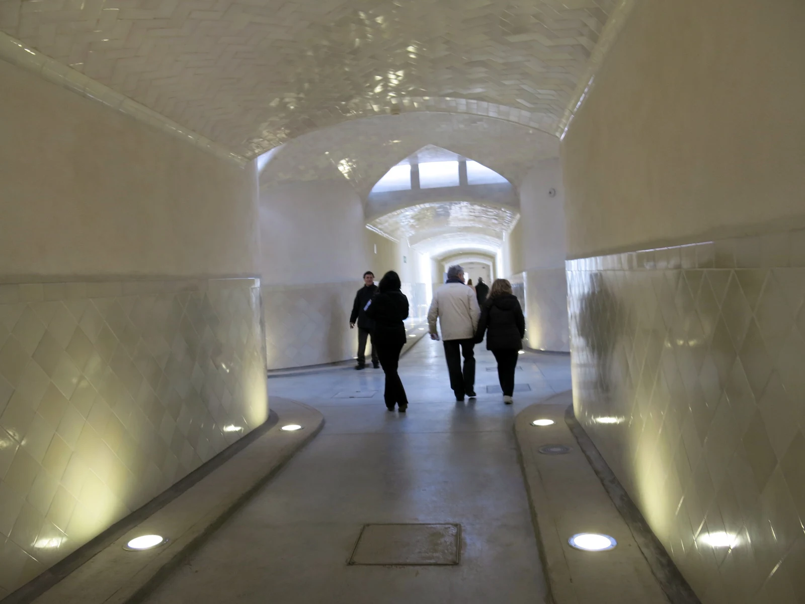 Galería subterránea abovedada con revestimiento cerámico en Sant Pau