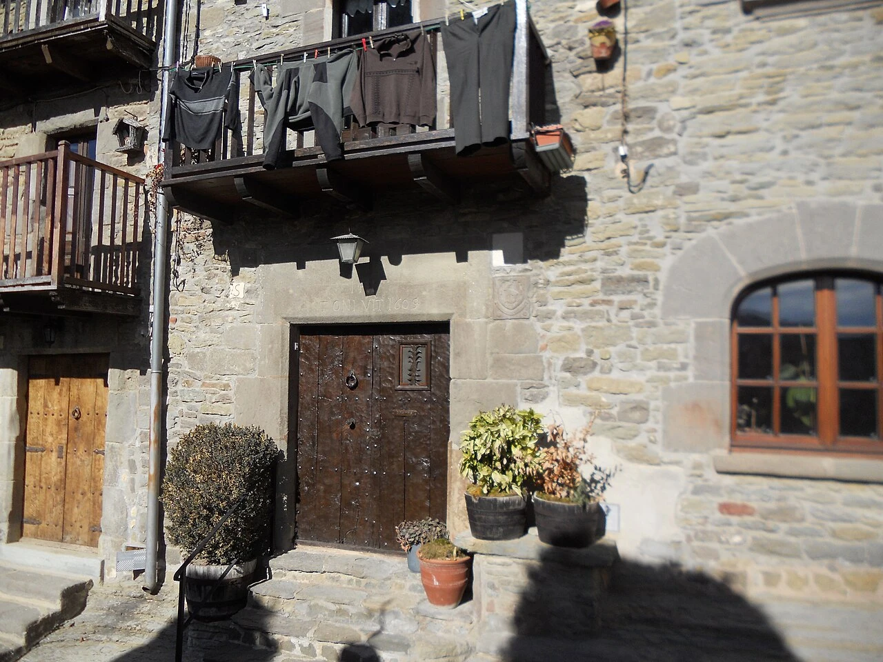 Detalle de portales, balcones y escalones del carrer del Fossar