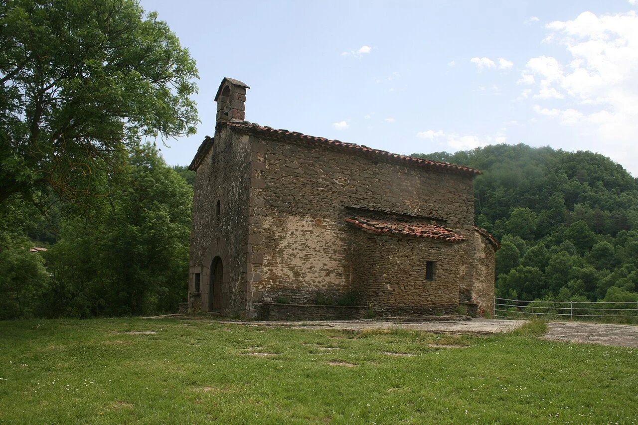 Exterior de piedra y espadaña de Santa Magdalena de Rupit