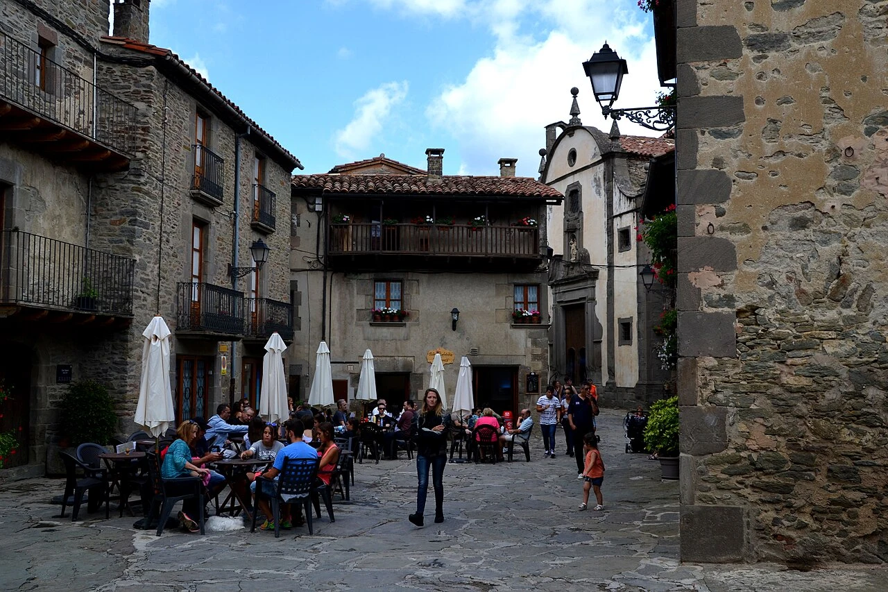 Fachadas y pavimento de la Plaça Major de Rupit