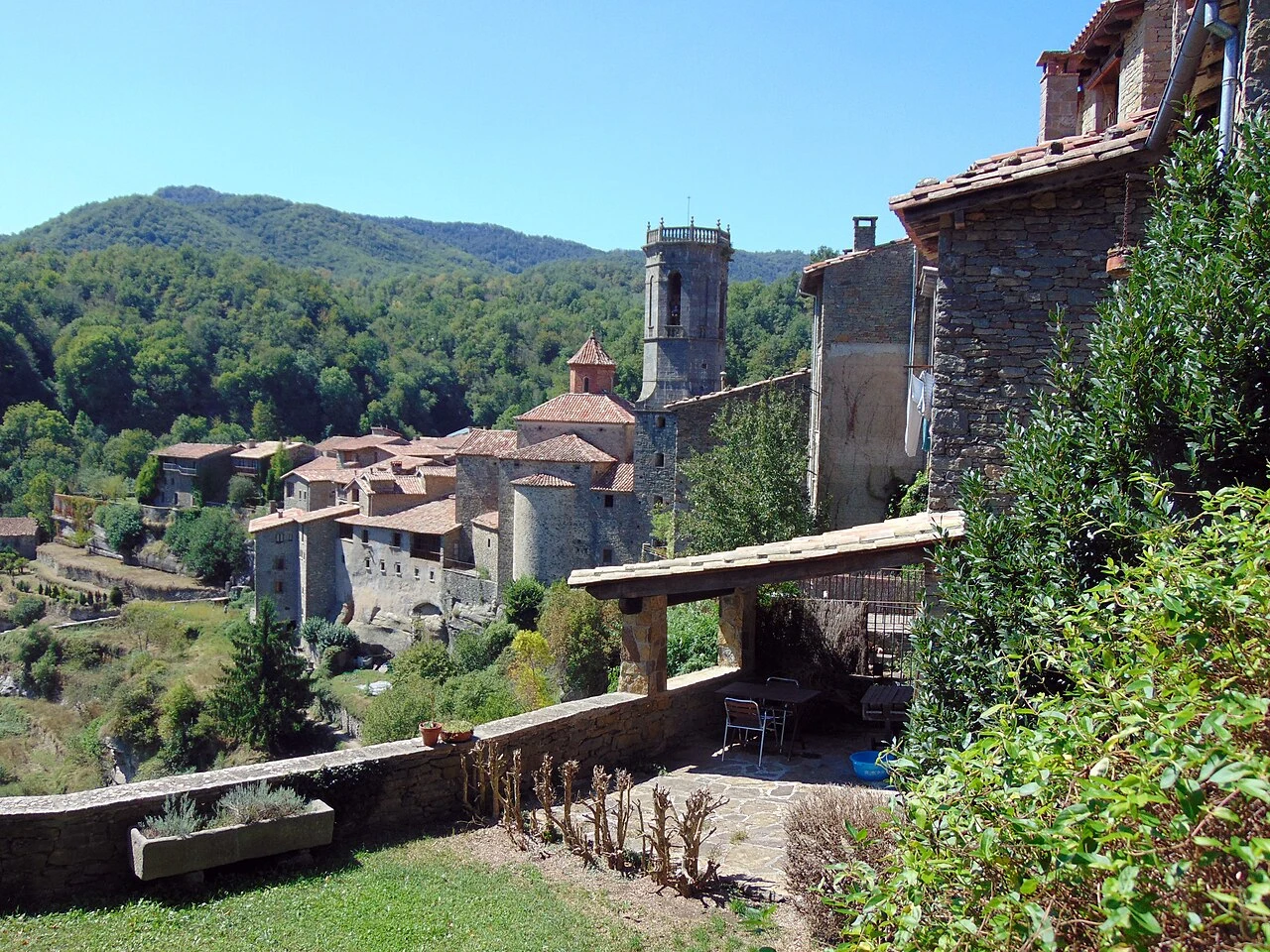 Iglesia y campanario de Sant Miquel entre las casas de Rupit