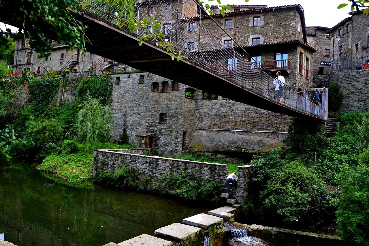 Pont Penjat sobre la riera y las casas de Rupit
