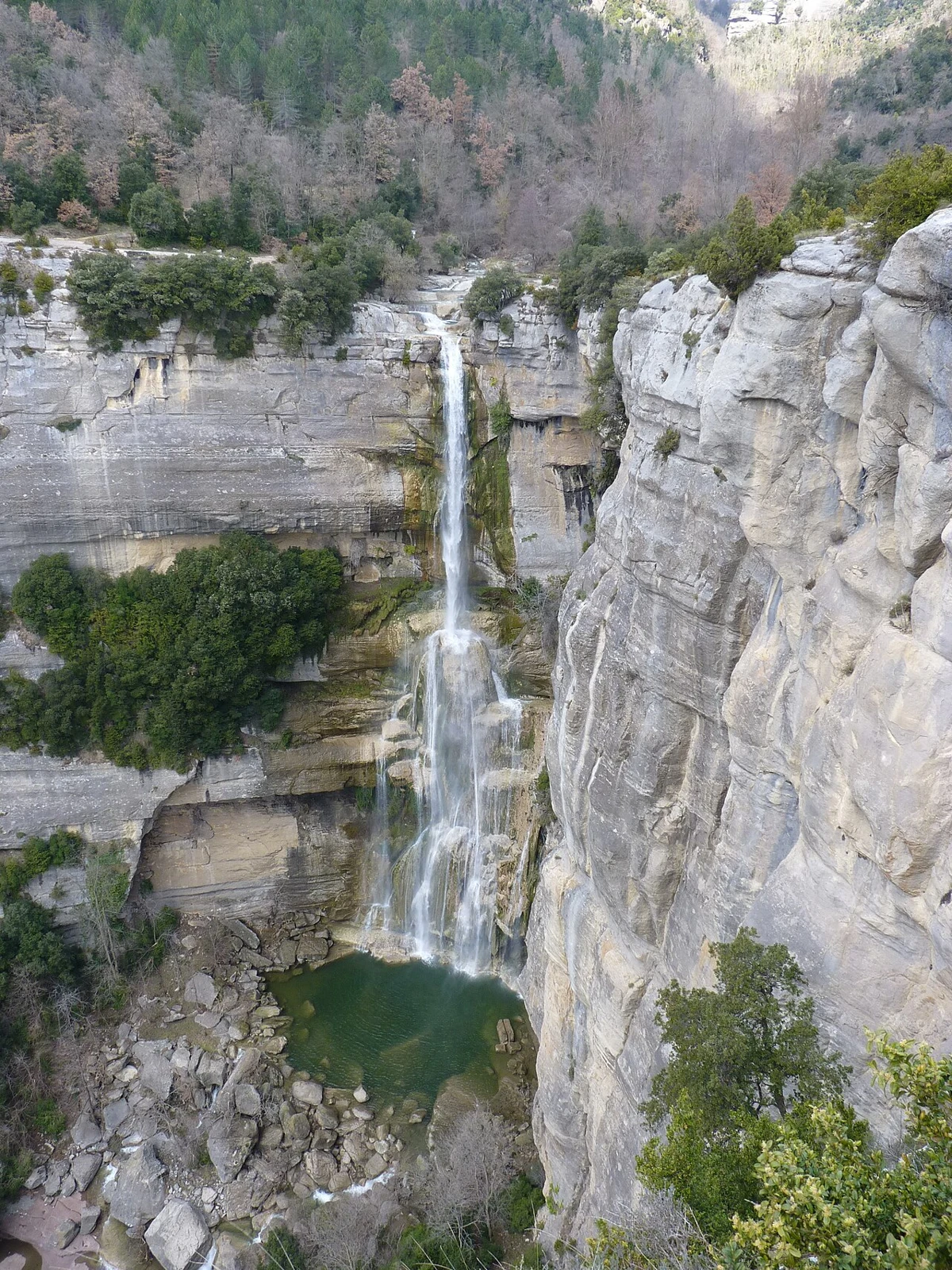 Caída de agua y escarpe del Salt de Sallent de Rupit