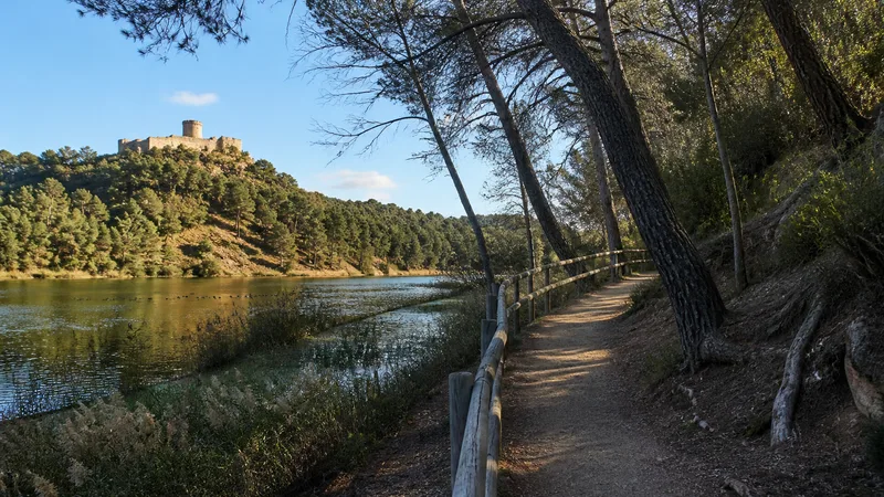 Itinerario arbolado junto al embalse del Foix y el castillo de Castellet
