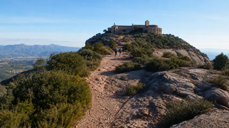 Camino de conglomerado ascendiendo hacia el monasterio de la Mola