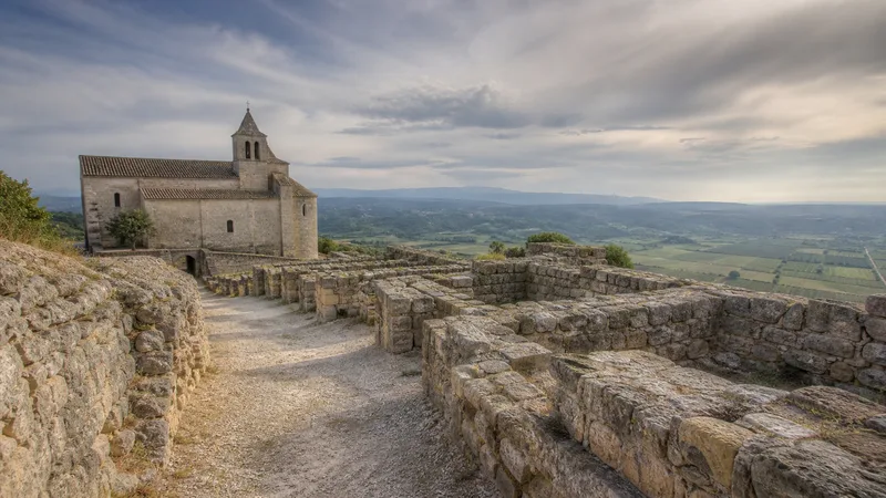 Sendero entre restos arqueológicos y la iglesia de Sant Miquel de Olèrdola
