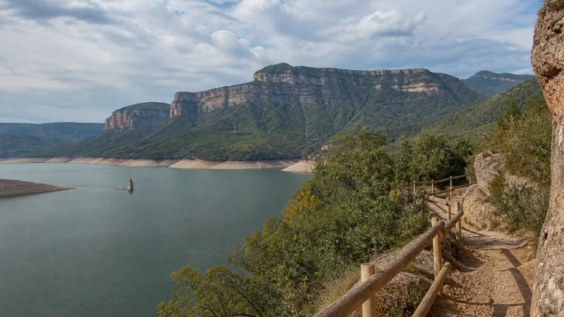 Sendero con barandilla sobre el embalse de Sau y los riscos de Guilleries