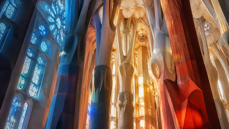 Interior editorial de columnas arborescentes y luz de vitrales, sin reproducir una vista fotográfica real