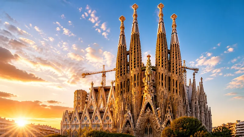 Interpretación editorial de las fachadas y torres de la Sagrada Família al amanecer, sin personas
