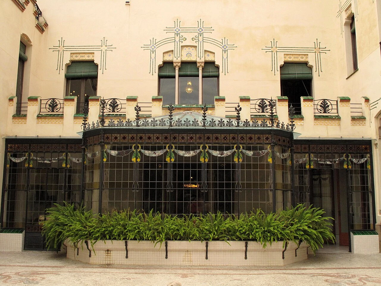 Galería acristalada y decoración del patio de Casa Alegre de Sagrera