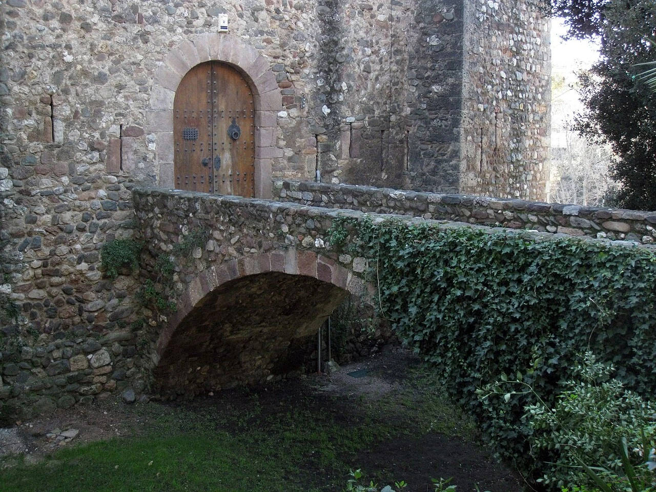 Puente sobre el foso y entrada del Castell Cartoixa de Vallparadís