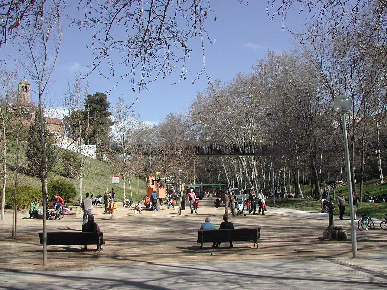 Zona de estancia y juego entre las laderas del Parc de Vallparadís