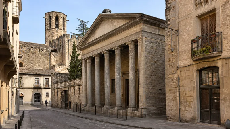Templo Romano de Vic integrado entre edificios y calles del centro histórico