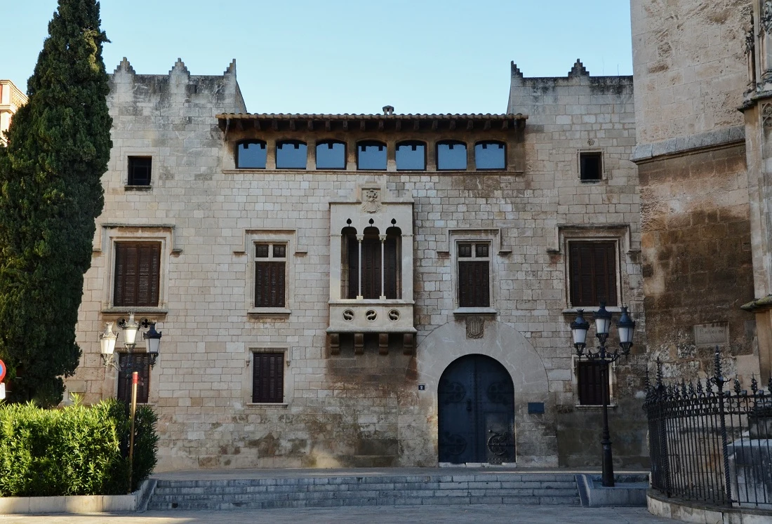 Fachada de piedra y tribuna central del Palau Baltà