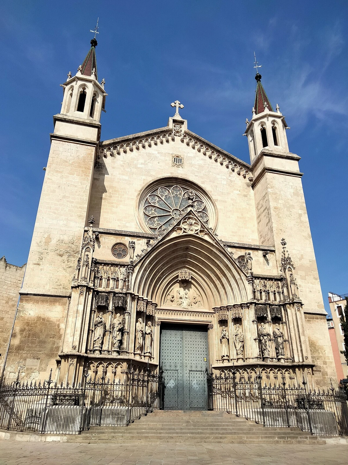 Fachada principal de la basílica de Santa Maria de Vilafranca