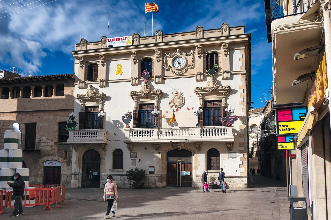Fachada del ayuntamiento de Vilafranca del Penedès desde la Plaça de la Vila