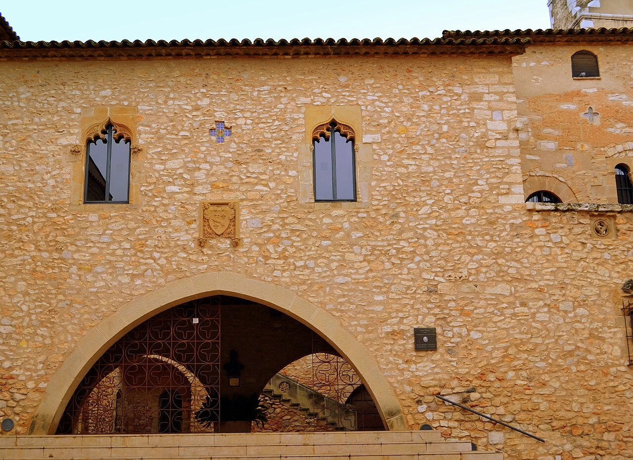 Portalada y ventanas de la fachada del Castell de la Geltrú