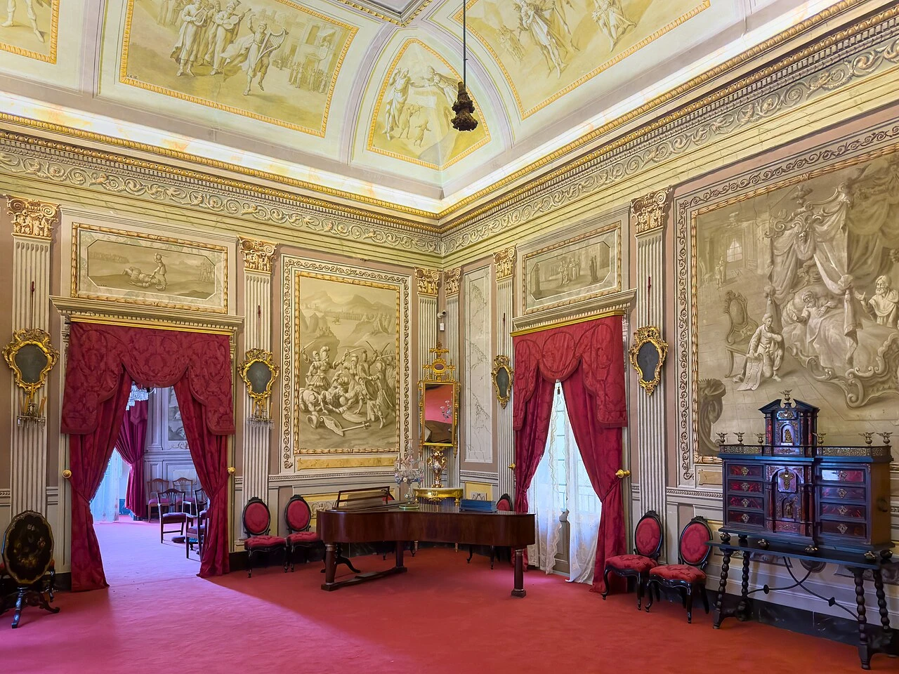 Salón decorado con pinturas, piano y mobiliario de Can Papiol