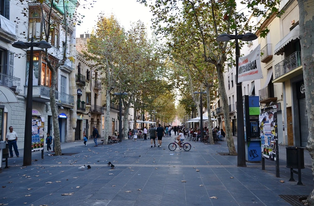 Paseo arbolado y comercios de la Rambla de Vilanova i la Geltrú