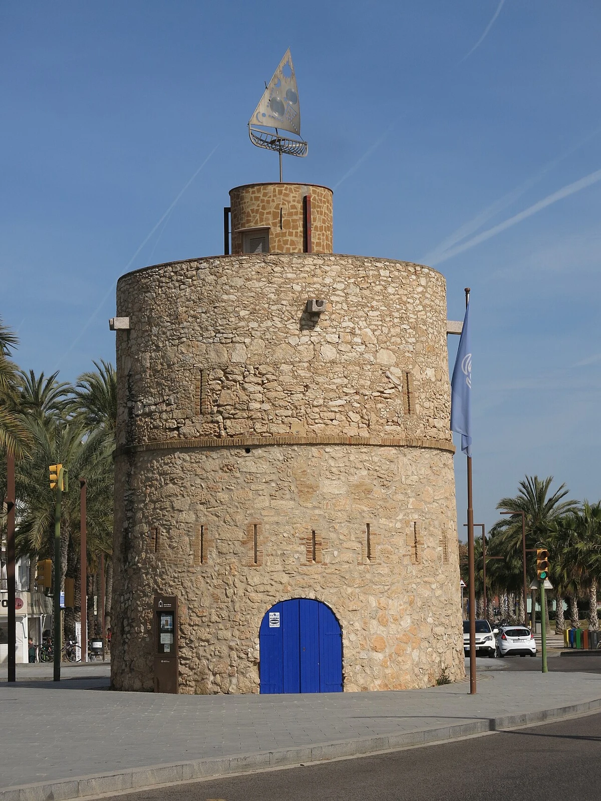Torre Blava de Vilanova con puerta azul y remate en forma de barco